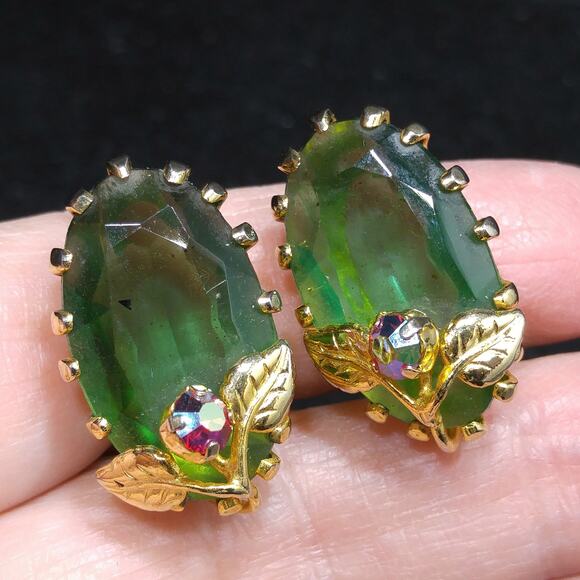 Kramer Austria Green Clip Earrings, Gold Plated, 1950s Vintage Jewelry - Picture 4 of 10